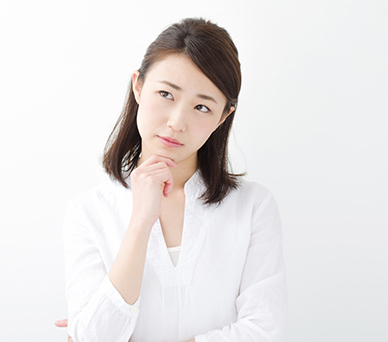 スマホを操作する男女